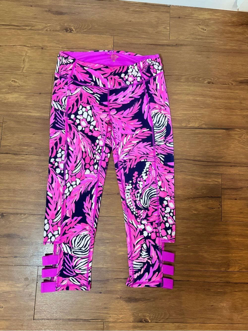 Lilly Pulitzer Luxletic Weekender Cropped Leggings Medium A Jungle In Here Print - Picture 2 of 10